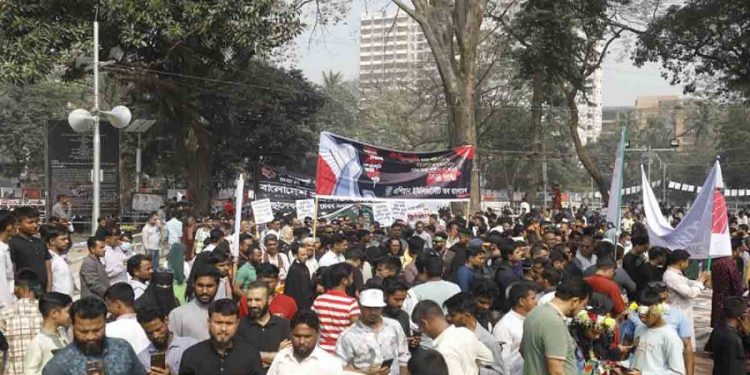 শ্রদ্ধার ফুল নিয়ে শহীদ মিনারে মানুষের ঢল