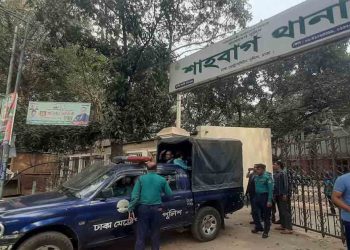 পুলিশের গাড়িতে সচিবালয়ে গেলেন আন্দোলনরত শিক্ষকগণ