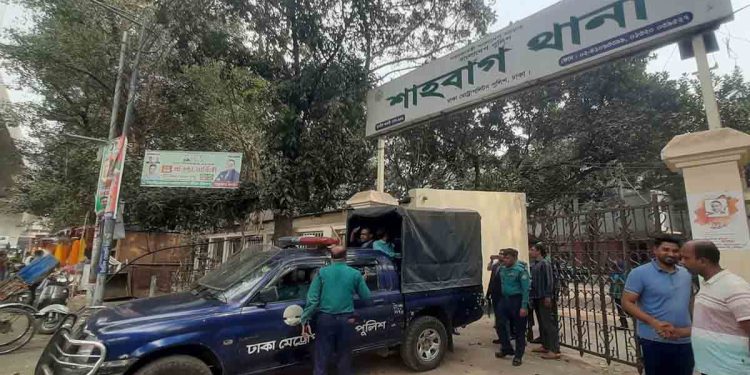 পুলিশের গাড়িতে সচিবালয়ে গেলেন আন্দোলনরত শিক্ষকগণ