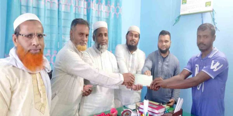 রহনপুরের সাইকেল চুরি হওয়া পত্রিকা হকারকে জামায়াতের আর্থিক সহায়তা 