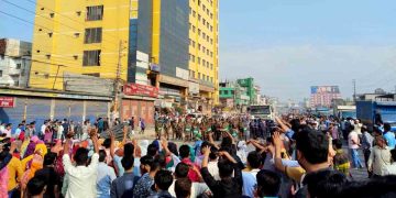 টঙ্গীতে মহাসড়ক অবরোধ করে শ্রমিকদের বিক্ষোভ