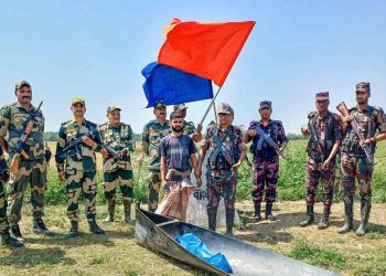 চাঁপাইনবাবগঞ্জ সীমান্ত থেকে ধরে নিয়ে যাওয়া সেই বাংলাদেশিকে ফেরত দিল বিএসএফ