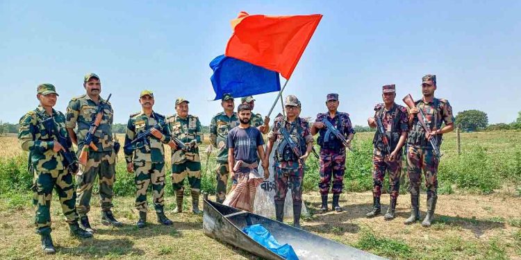 চাঁপাইনবাবগঞ্জ সীমান্ত থেকে ধরে নিয়ে যাওয়া সেই বাংলাদেশিকে ফেরত দিল বিএসএফ