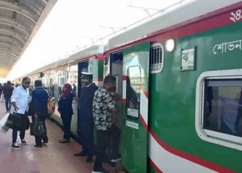 ট্রেনে ঈদযাত্রায় স্বস্তি, নেই শিডিউল বিপর্যয়
