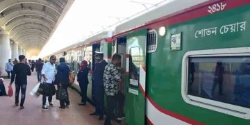 ট্রেনে ঈদযাত্রায় স্বস্তি, নেই শিডিউল বিপর্যয়
