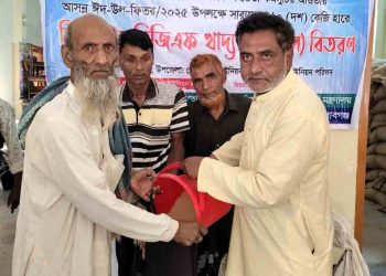 ভোলাহাট জামবাড়িয়ায় ভিজিএফ চাল বিতরণ