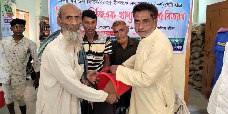 ভোলাহাট জামবাড়িয়ায় ভিজিএফ চাল বিতরণ