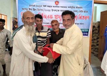 ভোলাহাট জামবাড়িয়ায় ভিজিএফ চাল বিতরণ