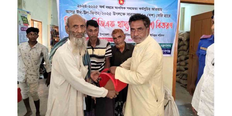 ভোলাহাট জামবাড়িয়ায় ভিজিএফ চাল বিতরণ