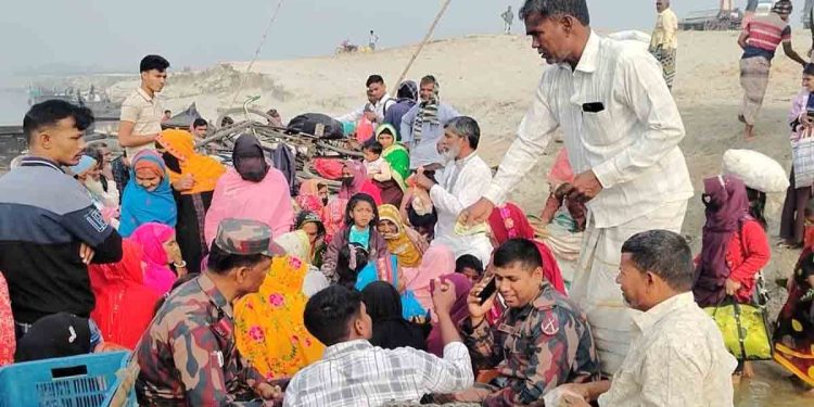 শিবগঞ্জে পদ্মা নদীর পাঁকা ফেরী ঘাটে সিন্ডিকেটের মাধ্যমে অতিরিক্ত টোল আদায়