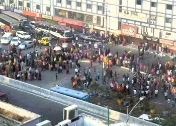 বনানীতে সড়ক দুর্ঘটনায় নারীর মৃত্যু, পোশাকশ্রমিকদের সড়ক অবরোধ