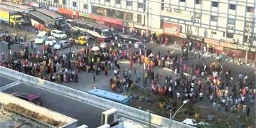 বনানীতে সড়ক দুর্ঘটনায় নারীর মৃত্যু, পোশাকশ্রমিকদের সড়ক অবরোধ