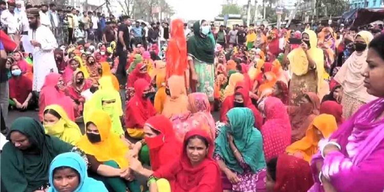 ঈদ বোনাসের দাবিতে গাজীপুরে শ্রমিকদের ঢাকা-ময়মনসিংহ মহাসড়ক অবরোধ