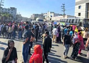 গাজীপুরে বকেয়া বেতনের দাবিতে পোশাক শ্রমিকদের সড়ক অবরোধ