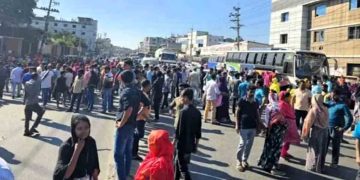 গাজীপুরে বকেয়া বেতনের দাবিতে পোশাক শ্রমিকদের সড়ক অবরোধ