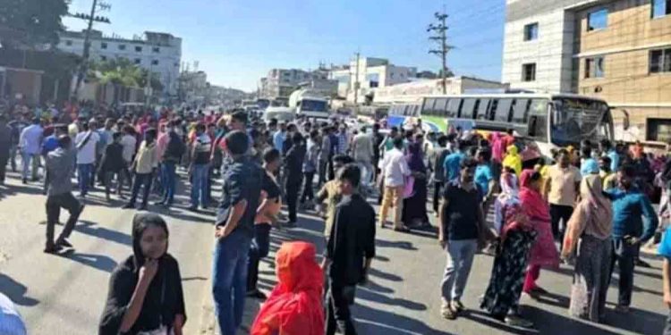 গাজীপুরে বকেয়া বেতনের দাবিতে পোশাক শ্রমিকদের সড়ক অবরোধ