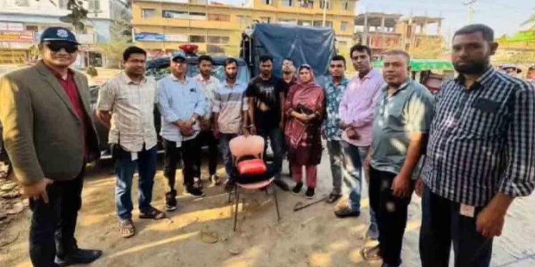 নাটোরে যাত্রীবাহী বাসে ২ কেজি গাঁজাসহ ২ জন গ্রেফতার