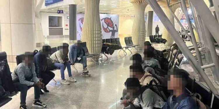 মালয়েশিয়ার বিমানবন্দরে ধরা পড়ল ৯৫ বাংলাদেশি