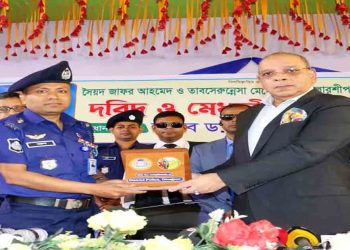 হিলিতে প্রধান বিচারপতি, দরিদ্র ও মেধাবী শিক্ষার্থীদের মাঝে বৃত্তি প্রদান