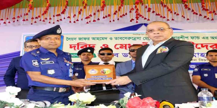 হিলিতে প্রধান বিচারপতি, দরিদ্র ও মেধাবী শিক্ষার্থীদের মাঝে বৃত্তি প্রদান