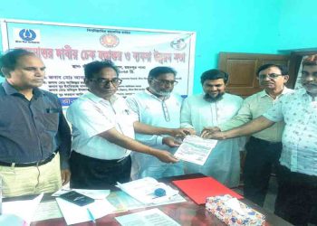 গোমস্তাপুরে মরনোত্তর দাবির চেক বিতরণ