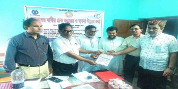 গোমস্তাপুরে মরনোত্তর দাবির চেক বিতরণ