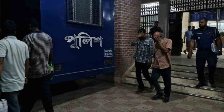 বাবা-মেয়েকে অপহরণ করে নির্যাতনের দায়ে চাচা-ভাতিজা কারাগারে