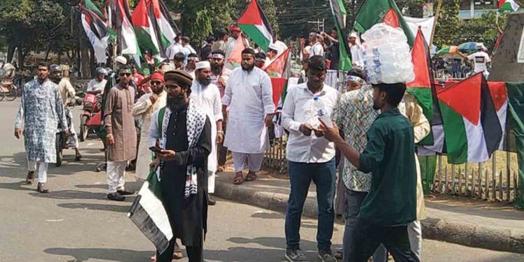 ‘মার্চ ফর গাজা’য় অংশ নিতে সোহরাওয়ার্দী উদ্যানে জনতার ঢল