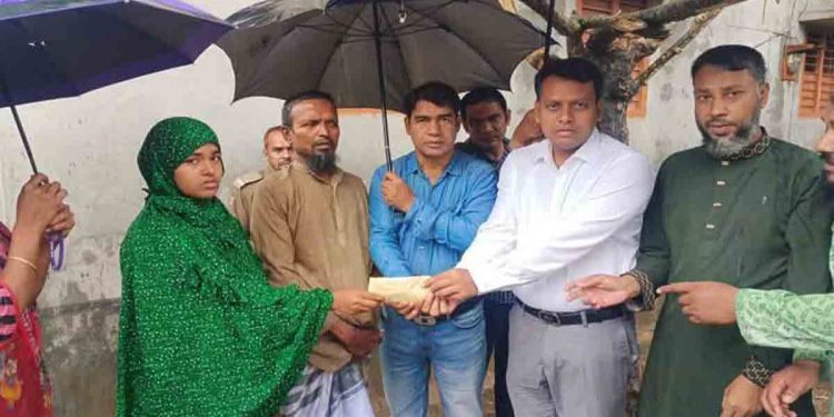 বজ্রপাতে নিহত দুই পরিবারের মাঝে উপজেলা প্রশাসনের আর্থিক সহায়তা