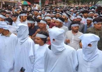 কাফনের কাপড় পরে কারিগরি শিক্ষার্থীদের মিছিল