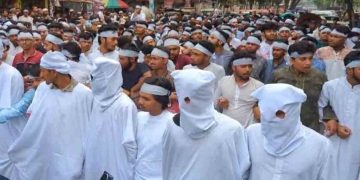 কাফনের কাপড় পরে কারিগরি শিক্ষার্থীদের মিছিল