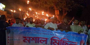 ফসলী জমি রক্ষা ও বালুমহাল ইজারা বাতিলের দাবিতে কৃষকদের মশাল মিছিল