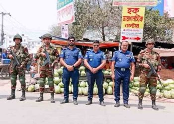 বীরগঞ্জে যানজট নিরসনে কাজ করছে যৌথ বাহিনী