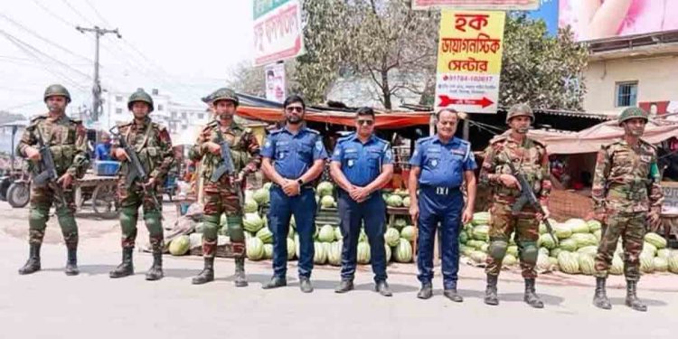 বীরগঞ্জে যানজট নিরসনে কাজ করছে যৌথ বাহিনী