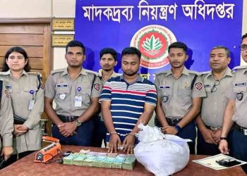 গোদাগাড়ীতে সাড়ে ৬ কেজি হেরোইন ও নগদ ১৩ লক্ষ টাকাসহ মাদকের গডফাদার গ্রেফতার