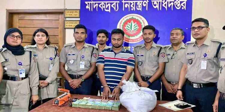 গোদাগাড়ীতে সাড়ে ৬ কেজি হেরোইন ও নগদ ১৩ লক্ষ টাকাসহ মাদকের গডফাদার গ্রেফতার