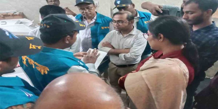 বীরগঞ্জ উপজেলা স্বাস্থ্য কমপ্লেক্সে দুদকের অভিযান, পাওয়া যায় অনিয়ম ও দুর্নীতির তথ্য