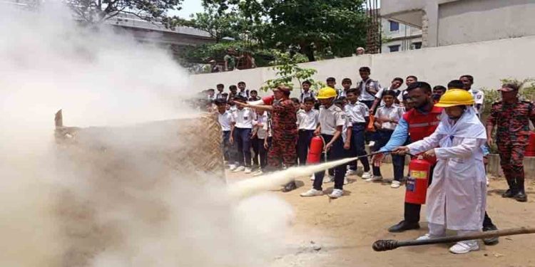 দক্ষিণ হালিশহর উচ্চ বিদ্যালয়ে অগ্নি দূর্ঘটনা ও ভূমিকম্প সচেতনতা মূলক মহড়া অনুষ্ঠিত