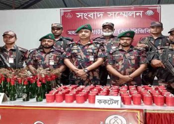 চাঁপাইনবাবগঞ্জ সীমান্তবর্তী এলাকা থেকে ৯৯টি ককটেল ও ৪০টি পেট্রোল বোমা উদ্ধার