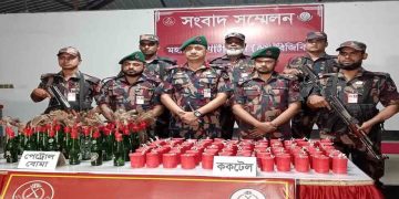 চাঁপাইনবাবগঞ্জ সীমান্তবর্তী এলাকা থেকে ৯৯টি ককটেল ও ৪০টি পেট্রোল বোমা উদ্ধার