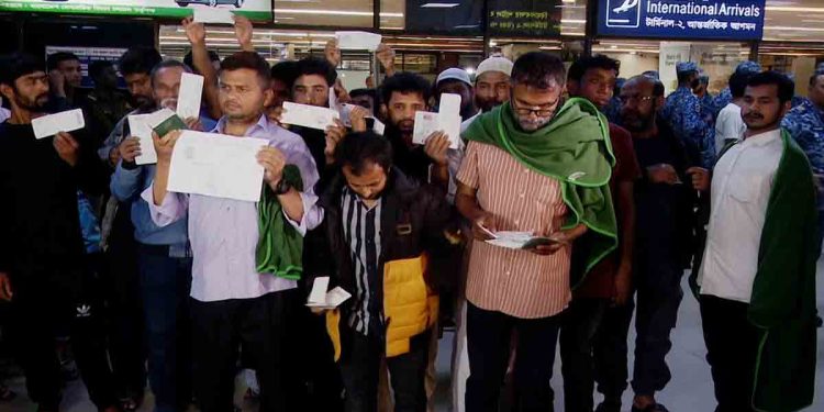 প্রতারণার শিকার হয়ে দেশে ফিরলেন শতাধিক সৌদি প্রবাসী