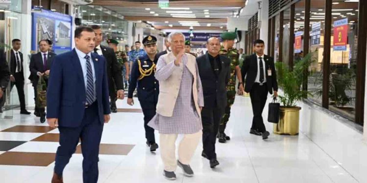 থাইল্যান্ডের উদ্দেশে ঢাকা ছাড়লেন প্রধান উপদেষ্টা