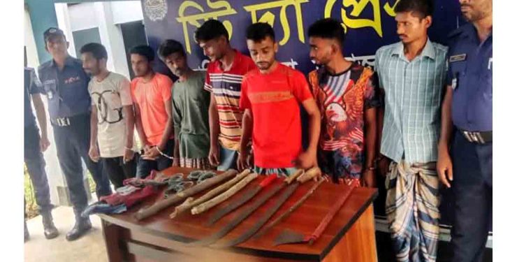 দিনাজপুরে দেশীয় অস্ত্রসহ ০৭ জন ডাকাত গ্রেফতার