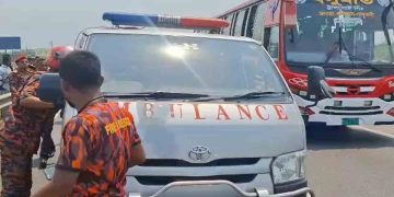 ঢাকা-মাওয়া এক্সপ্রেসওয়েতে দাঁড়িয়ে থাকা অ্যাম্বুলেন্সে বাসের ধাক্কা, নিহত ৫