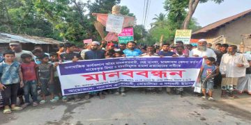 মিথ্যা মামলা প্রত্যাহারের দাবিতে গোমস্তাপুরে এলাকাবাসীর মানববন্ধন ও ঝাড়ু মিছিল