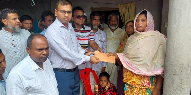 গোমস্তাপুরে বজ্রপাতে কৃষক নিহত, প্রশাসনের আর্থিক সহায়তা 