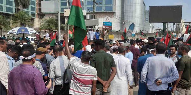 খালেদা জিয়াকে স্বাগত জানাতে বিমানবন্দরে নেতাকর্মীদের ঢল