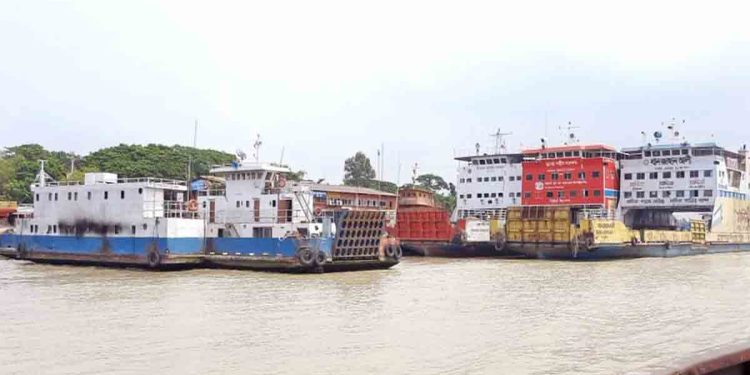 ৪৬ ঘণ্টা পর দৌলতদিয়া-পাটুরিয়া লঞ্চ চলাচল শুরু