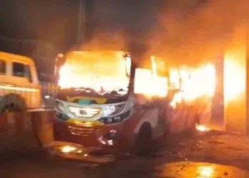 আশুলিয়ায় বাসে আগুন