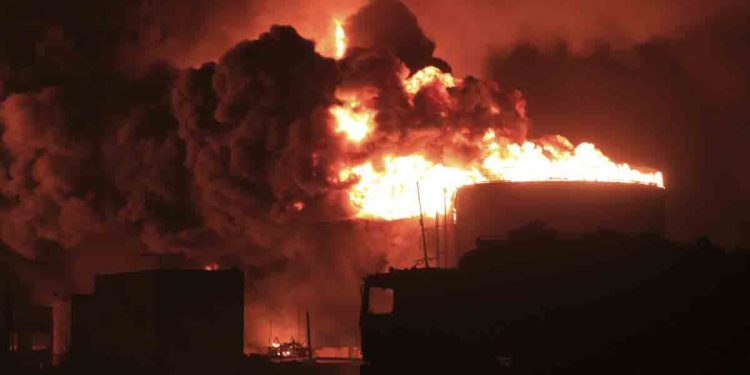 নতুন করে বিমান হামলা চালাল যুক্তরাষ্ট্র, অপ্রতিরোধ্য ইয়েমেন